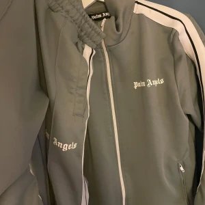 Palm angels byxor och tröja  - Säljer detta sätt från Palm angels, storlek S. Säljer båda för 1000, kan gå ner i pris vid snabb affär!! Skriv vid minsta lilla sak! 