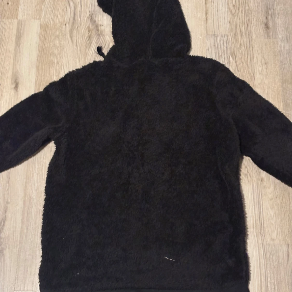 Svart fleece hoodie - 1