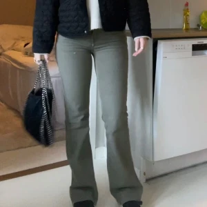 Gröna jenas från Nelly  - Slutsålda gröna Jens från Nelly. storlek 36. Tyvärr lite slitna längst ner då dem är lite långa (bild 3) men inget man tänker på.❤️