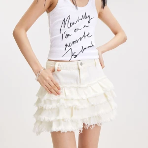 Vit kjol med fransar från Monki - Säljer en helt ny superfin vit jeanskjol från Monkii storlek 42💘Kjolen har en kort längd och är perfekt för sommaren! Säljer pga att den inte passade mig som har bredare höfter och mindre midja vilket gjorde att den inte satt som jag ville!💞skriv om du har frågor!!🙏🏻💞