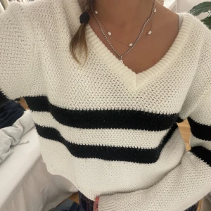 Stickad tröja  - Super fin stickad tröja med V-ringning från NA-KD 🤩använd endast ett fåtal gånger💕 