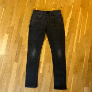 Gråa jeans från George - Ett par svarta dondup jeans i modellen George vilket är slim. Det är ett par snygga mörkgrå jeans som är väldigt efterfrågade. Skicket är väldigt bra och det finns inga defekter. Storleken är W32 men den är väldigt liten i storleken. Skriv om ni har mer frågor.
