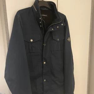 J.Lindeberg Field jacka  - Mörkblå fieldjacka från j.lindeberg i storlek S. Kom med bud!