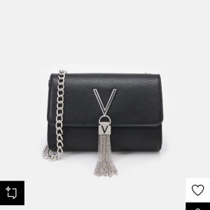 Svart axelväska med kedja - Väska från valentino, lite rostig men kedjan som man har runt väskan rostar inte elelr färjar av sig.