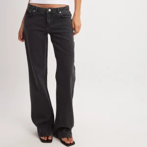 NAKD jeans - Vida lågmidjade jeans med mörk grå tvätt ifrån nakd. Jag är 168 och har långa ben och de är perfekt i längd 💕nypris 699