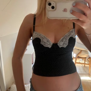  prickig korsettopp - Super söt korsettopp med spets! Köpt på vinted!