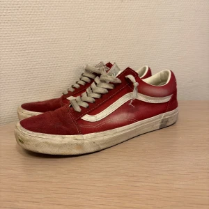 Röda sneakers från Vans - Säljer ett par klassiska röda Vans sneakers som är perfekta nu till våren. De har en design med slitningar vilket jag diggar väldigt mycket. Vid minsta frågor kontakta mig!