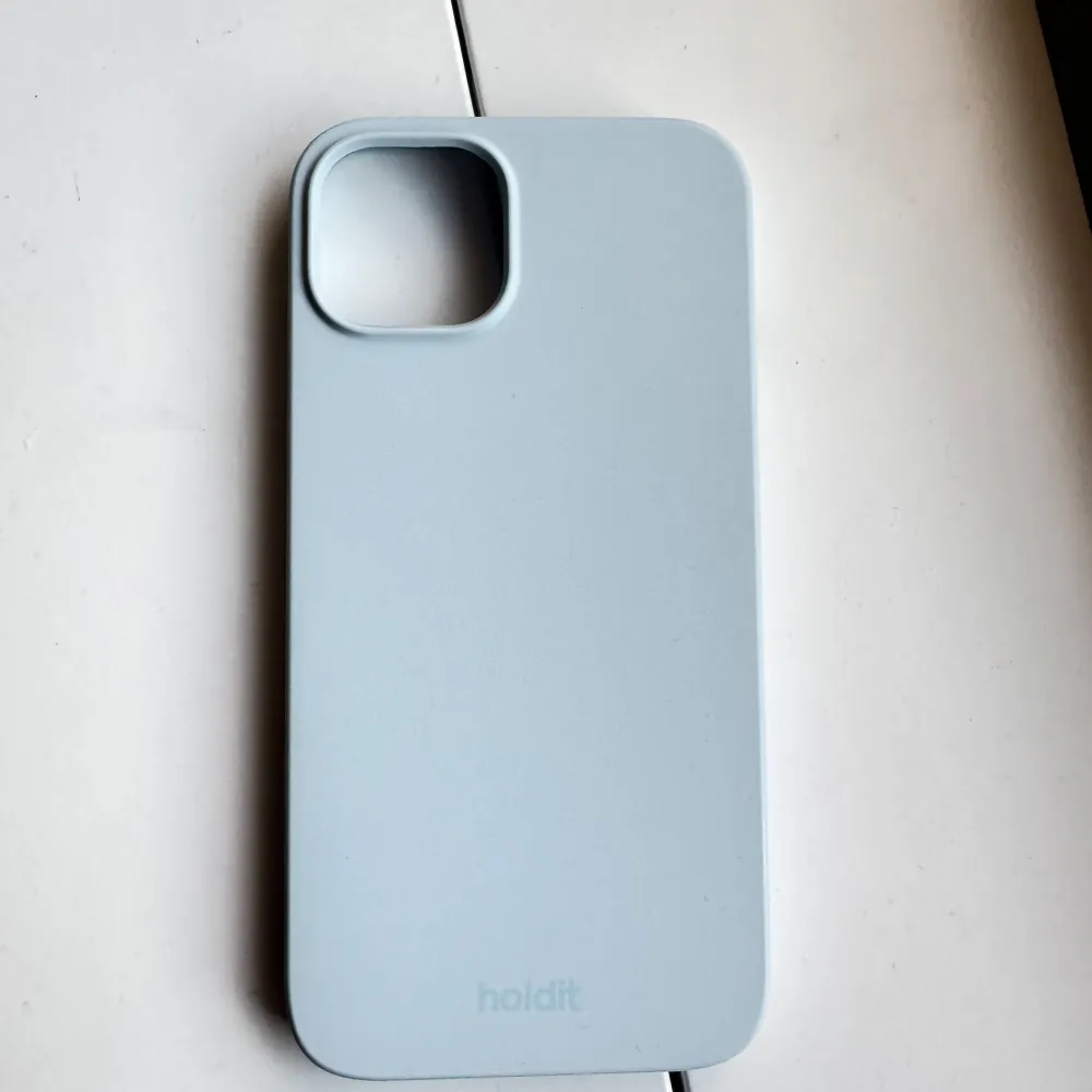Snyggt och stilrent ljusblått mobilskal från Holdit. Skalet har en slät yta och är designat för att skydda din telefon samtidigt som det ger ett modernt utseende. Skalet är helt och hållet oanvänt.. Muu.