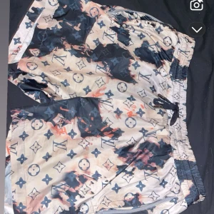 Lv shorts  - Snygga shorts med ett unikt mönster och logotyp. 
