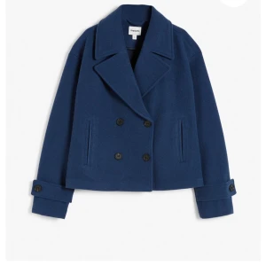 Blå kappa från Kappahl - Snygg blå kappa från Kappahl med dubbelknäppning. Jackan har en croppad passform och långa ärmar med knappar vid ärmsluten. Perfekt för en hösten och våren!💗 Skriv för egna bilder, pris går att diskutera!💗💗nypris 900kr💗