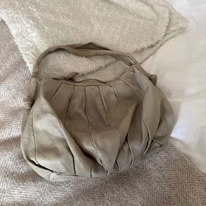 Mintfärgad hobo väska - Skitfin väska från det italienska märket Caterina Lucci💛💛 färgen får inte alls rättvisa på bilderna, den är ljust mintfärgad, ljusgrön liksom☺️ rymlig!! Den har ett märke som från en penna på ena sidan, men går att bära den sidan inåt så syns det inte utåt på samma sätt