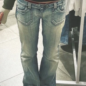 Ljusblå bootcut jeans - Snygga ljusblå bootcut jeans med en vintage tvätt. De har en lågmidjad passform och klassiska femficksdetaljer. Perfekta för en avslappnad stil.