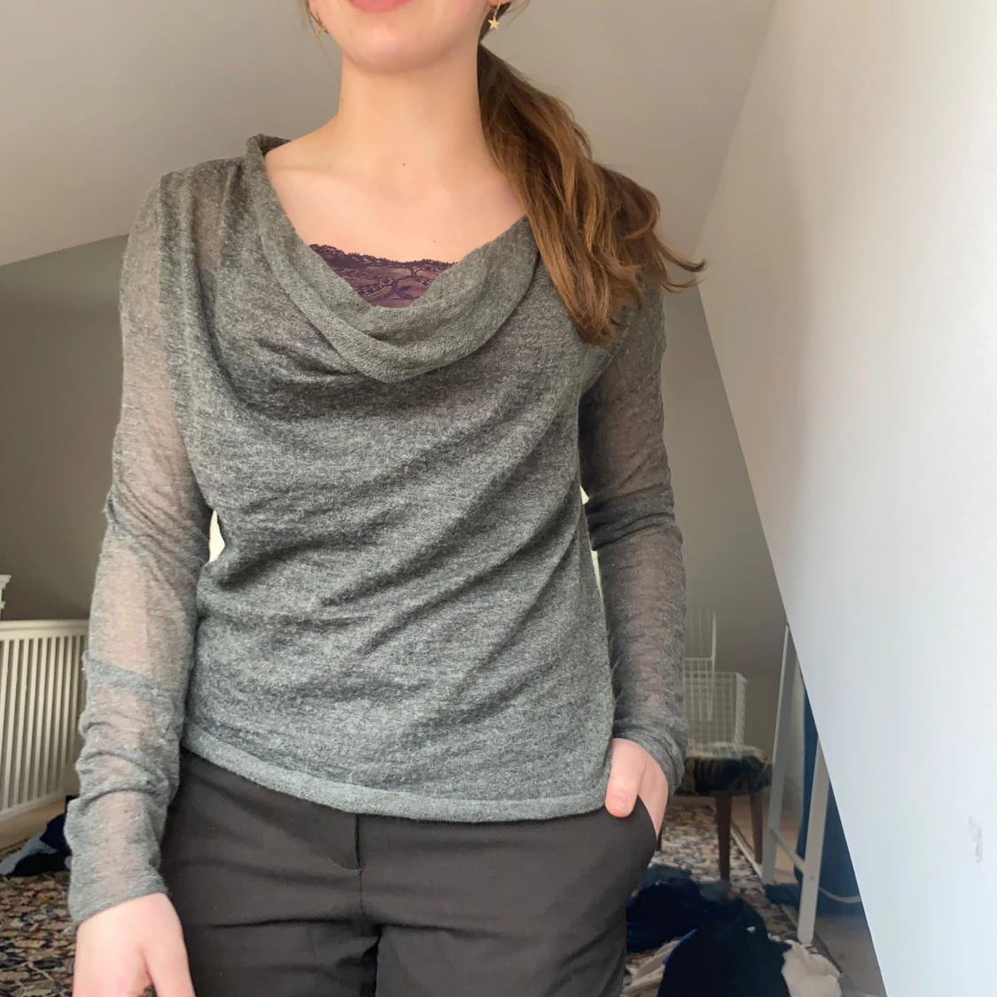 Grå långärmad topp med draperad hals - 1