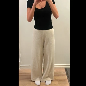 Beige vida byxor - Snygga och bekväma beige byxor med hög midja och vid passform. Perfekta för en avslappnad stil. Tillverkade i ett mjukt material som ger en skön känsla hela dagen.