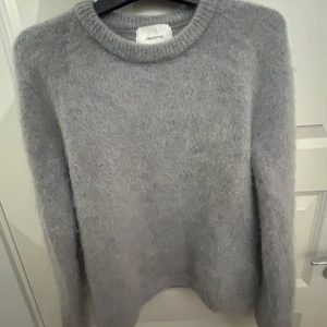 mohair tröja  - Super fin och gosig tröja ifrån HM, säljer för jag aldrig använt den. 