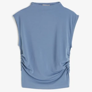 Fest top  - Snygg blå ärmlös topp från hm med hög krage och rynkade detaljer på sidorna. Perfekt till fest 💘prislappen är kvar 