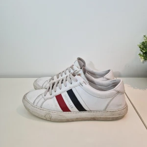 Moncler Skor - Tju! Säljer mina feta moncler skor då dom inte passar, Givetvis äkta. Kvitto samt dustbag ingår. Bra skick lite smutsiga men fixar de innan köp! Byten kan vara intressant 