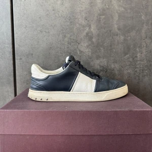 Valentino Flycrew Navy - Valentino Flycrew sneakers – superfräscha! Allt OG + 4extar nittar. Kvitto finns. Hör av dig vid frågor!