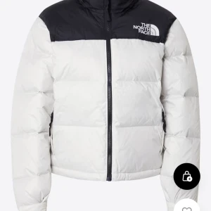 Jacka från North face - Jacka från north face. Liten i storleken. Den har lite fläckar på framsidan. Orginalpriset ligger på 3000kr. Priset går alltid att diskuteras💕