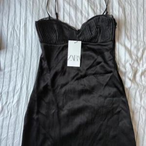 Svart klänning från Zara - Svart klänning från Zara med smala axelband🫶🏻