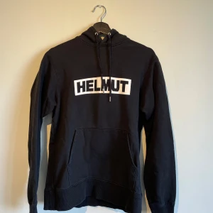 Helmut Lang  - Tjena, säljer denna trendiga Helmut Lang hoddie. Sparsamt använd Cond: 7/10. Nypris: 3499kr. Hör av er vid minsta fundering//Anton