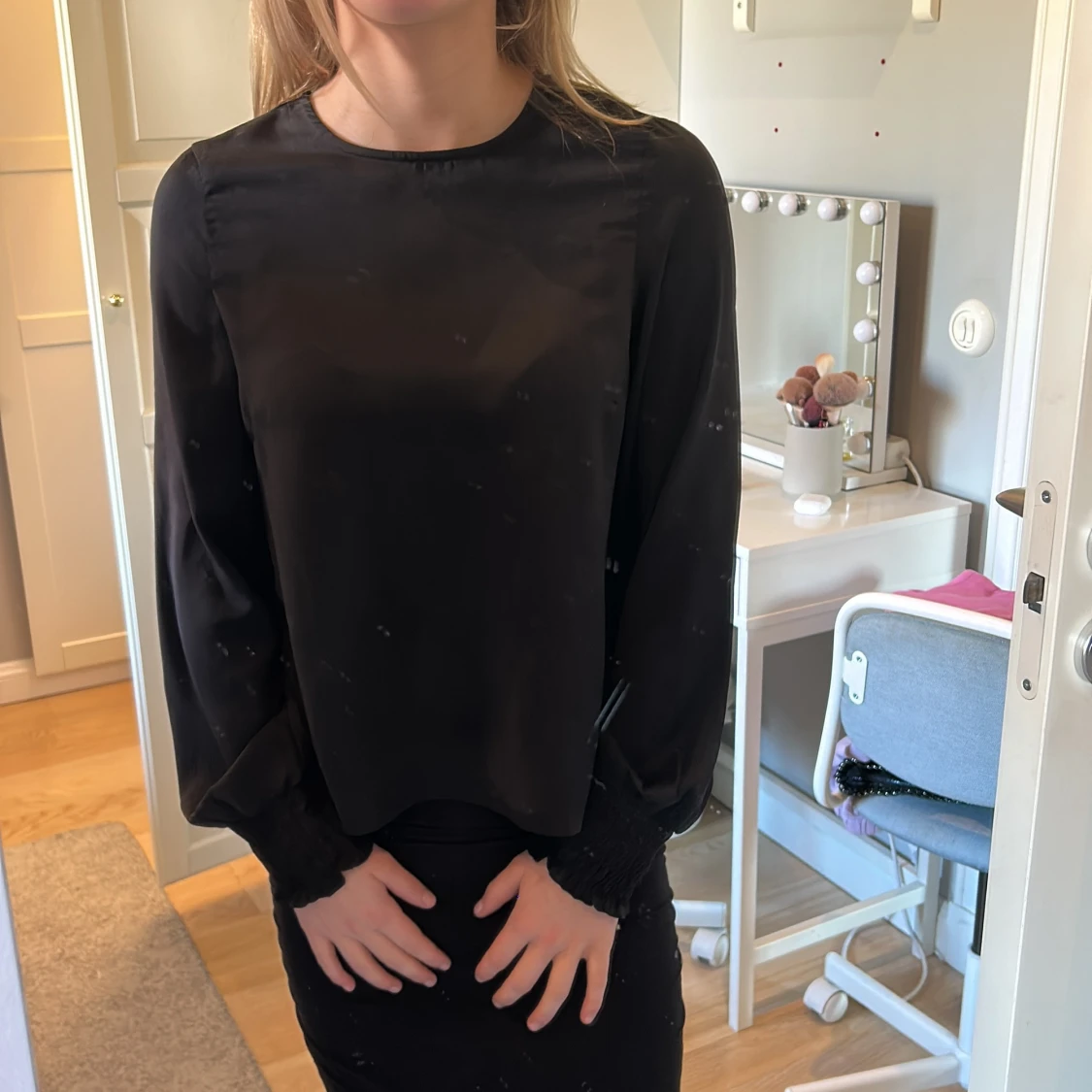 Svart blus med långa ärmar - 1