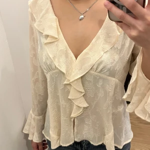 Zara blus - Säljer denna superfina blus från zara med lite volanger då den tyvärr inte kommer till användning. Använd endast 1-2 ggr i superbra skick!