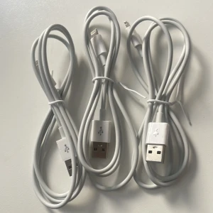 nya & oanvända iPhone-laddare 1m (Lightning-USB, 3-pack) - ✔ CE-märkt & säker laddning ⚡ Säker laddning – skyddar mot överbelastning 🔌 Kompatibel med alla iPhone-, iPad- & iPod-modeller med Lightning  Högkvalitativ laddningskabel som stödjer både snabb och säker laddning samt dataöverföring. Perfekt att ha en extra hemma eller på jobbet!  📦 Helt nya & oanvända