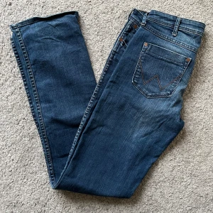 Mörkblå jeans - Lågmidjade mörkblå jeans från Sara. W30 L34