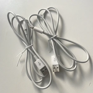 ny & oanvänd iPhone-laddare 1m (Lightning-USB, 2-pack) - ✔ CE-märkt & säker laddning ⚡ Säker laddning – skyddar mot överbelastning 🔌 Kompatibel med alla iPhone-, iPad- & iPod-modeller med Lightning  Högkvalitativ laddningskabel som stödjer både snabb och säker laddning samt dataöverföring. Perfekt att ha en extra hemma eller på jobbet!  📦 Helt nya & oanvända