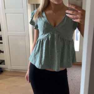 Blus  - Säljer denna super söta gröna blusen som aldrig kommit till användning💗 Stretchigt och super mjukt material💞 Helt oanvänd alltså inga defekter💓