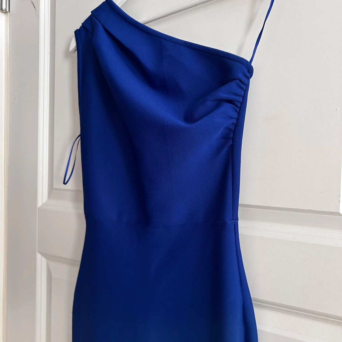 Blå långklänning med oneshoulder - 1