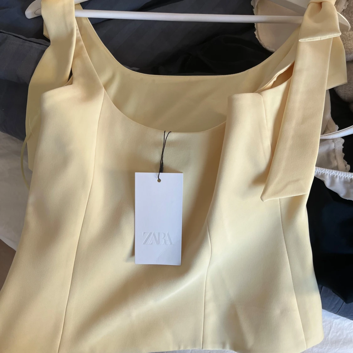 Gul topp med knytband från Zara - 3
