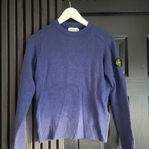 Blå tröja från Stone Island - Snygg blå tröja från Stone Island Junior! Skick 8/10, Storlek 12y 156cm, Köpt på NK 