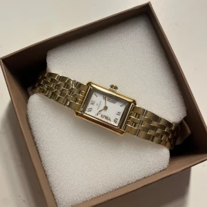 Guldig klocka från Mockberg - Helt oanvänd och inplastad. Det är deras vanliga timeless watch❤️
