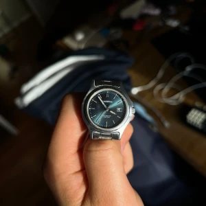 Vintage Safir glas silver klocka/armbandsur - Snygg och klassiska klocka från Champion, quartz klockrörelse. Lyxig och premium känsla då den är gjord i rostfritt stål med reptålig safir glas 