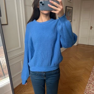 Stickad tröja zara - Stickad tröja från zara. Några trådar har gått upp men annars är den i mkt bra skick