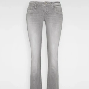 Ltb grå bootcut jeans  - Super populärt Ltb valerie jeans! Har inte användt mycket, så på jätte bra skick🥰storlek 28/32 men jag har kortat dem ner lite eftersom dom var för långa för mig. Men det inte ser ut. Jag är 163 cm för referens! 