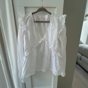 Vit blus 🙌🏼 - En fin vit blus från Gina tricot, blusen är nästan inte använd alls. Den är i bra skick! Strl 146/152🙌🏼🙌🏼🌸