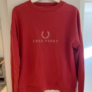 Rosa/ röd Fred Perry sweatshirt  - Jättefin fosa/ röd Fred Perry sweatshirt. Säljer då de inte kommer till användning🫶🏽