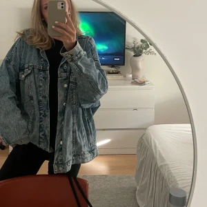Blå oversized jeansjacka - Superfin, bra skick.