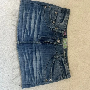 Jeanskjol - Superfin lågmidjad jeanskjol som köptes här på Plick❤️‍🔥 Midjemått: 38   Längd fram: 25cm   Läng bak: 27cm🤞🏽 