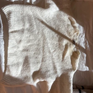 Vit stickad tröja - Säljer en kortärmad tröja 
