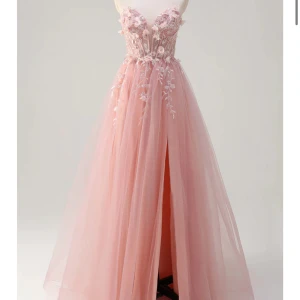 Rosa långklänning med blommor - Jättevacker  rosa långklänning med blommiga detaljer och en vacker slits framtill. Klänningen är helt oanvänd och säljes pga att vi beställde flera och valde en annan. 