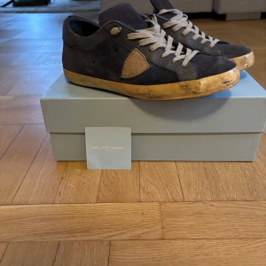 Philippe Model - Phllip model skor i bra skick🔥strl 41 passar 42| inte rengjort de så allt smuts på sulan och längst kanterna går nog lätt bort🫧| sulan i bra skick som är ovanligt i de här modellerna👍| orginal box och tag ingår, nypris lite under 4000 mitt pris 1299🤝| finns utrymme för förhandling vid snabb affär| och bara att skriva vid frågor 