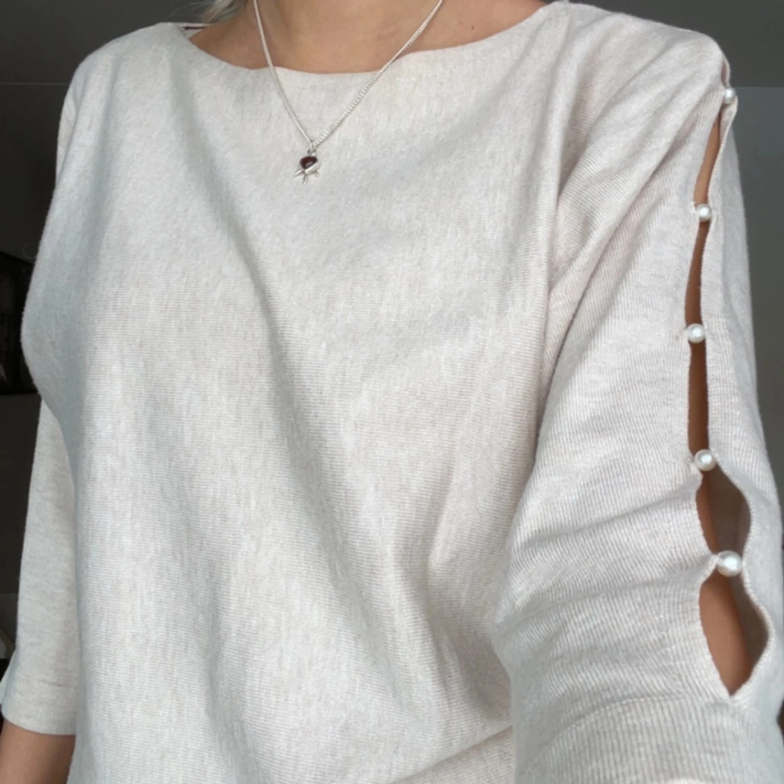 Beige tröja med pärldetaljer