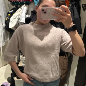 Beige tröja från & Other Stories - Säljer en stilren beige tröja från & Other Stories. Tröjan har trekvartsärmar, perfekt till sommaren. Materialet är mjukt och bekvämt. 😊