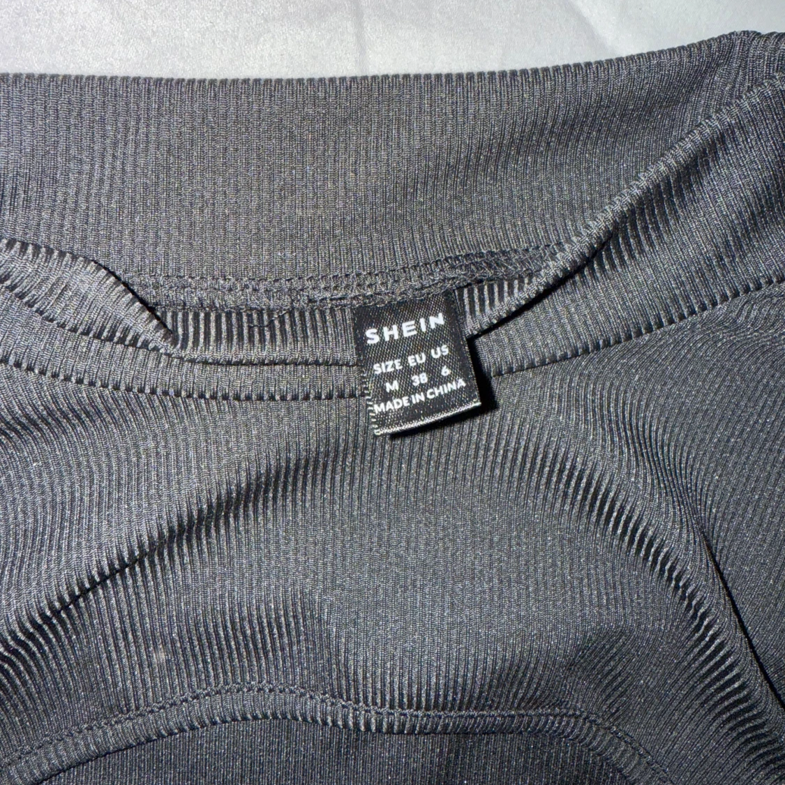 Svart ribbad topp från SHEIN - 2