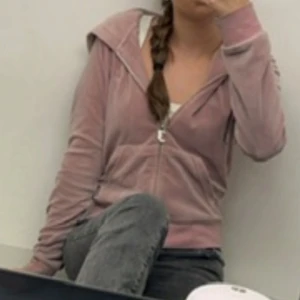 Rosa hoodie med dragkedja - Säljer en bekväm rosa hoodie med dragkedja och långa ärmar. Perfekt för en avslappnad stil. Den har en luva och är tillverkad i ett mjukt material.