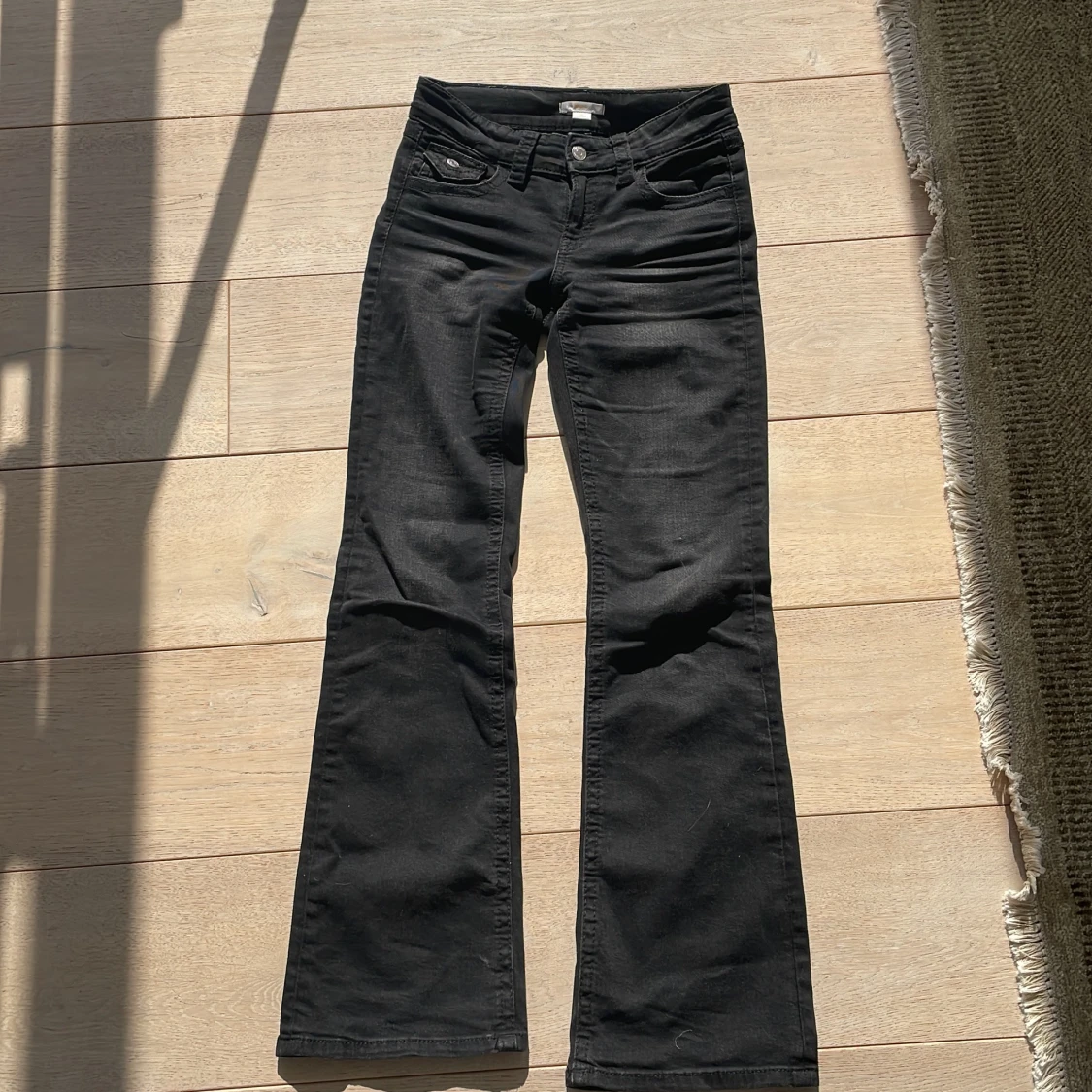 Svarta bootcut jeans gina tricot - 3